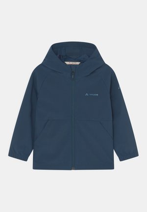 Giacca impermeabile blu navy con cappuccio, chiusura frontale con zip, polsini elasticizzati e due tasche laterali. Presenta un logo sul lato sinistro del petto.