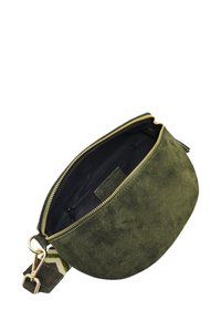 Sac bandoulière en daim vert à forme arrondie, fermeture zippée dorée et intérieur noir. Dispose d'une bandoulière à motif pour plus de style.