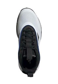 Zapatilla deportiva en blanco y negro con parte superior de malla texturizada, cordones negros, acentos azules y una puntera reforzada. Cuenta con un forro interior acolchado.