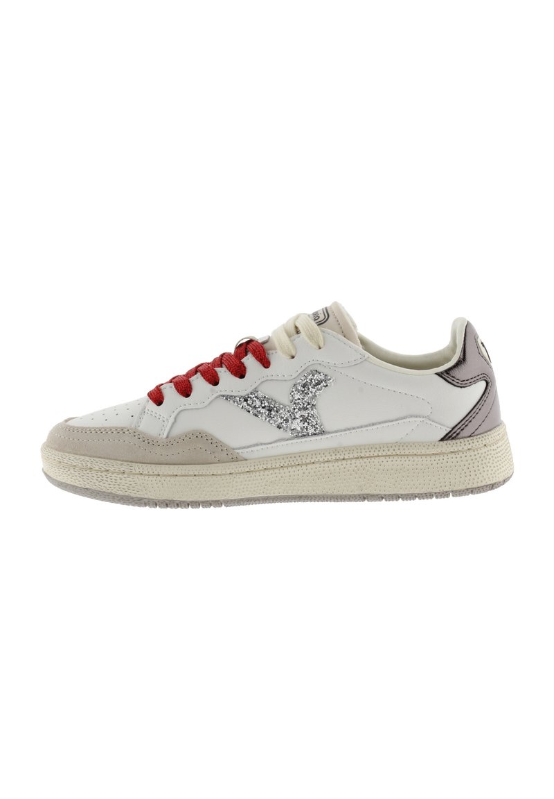 Zapatillas de piel blancas con cordones rojos, acentos beige y logo de purpurina plateada en el lateral. Suela texturizada y diseño de punta redonda.