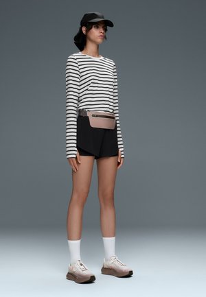 OYSHO, STRIPED LONG-SLEEVE TECHNICAL T-SHIRT - T-shirt à manches longues - black