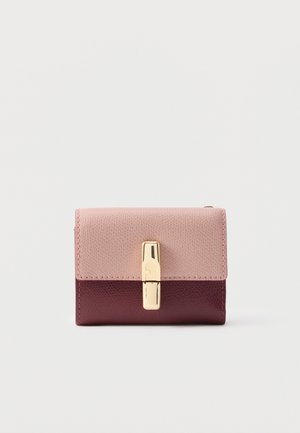 Kleine rechteckige Geldbörse aus strukturiertem Leder, obere Hälfte pink, untere Hälfte bordeauxrot, mit einem goldenen rechteckigen Verschluss in der Mitte.