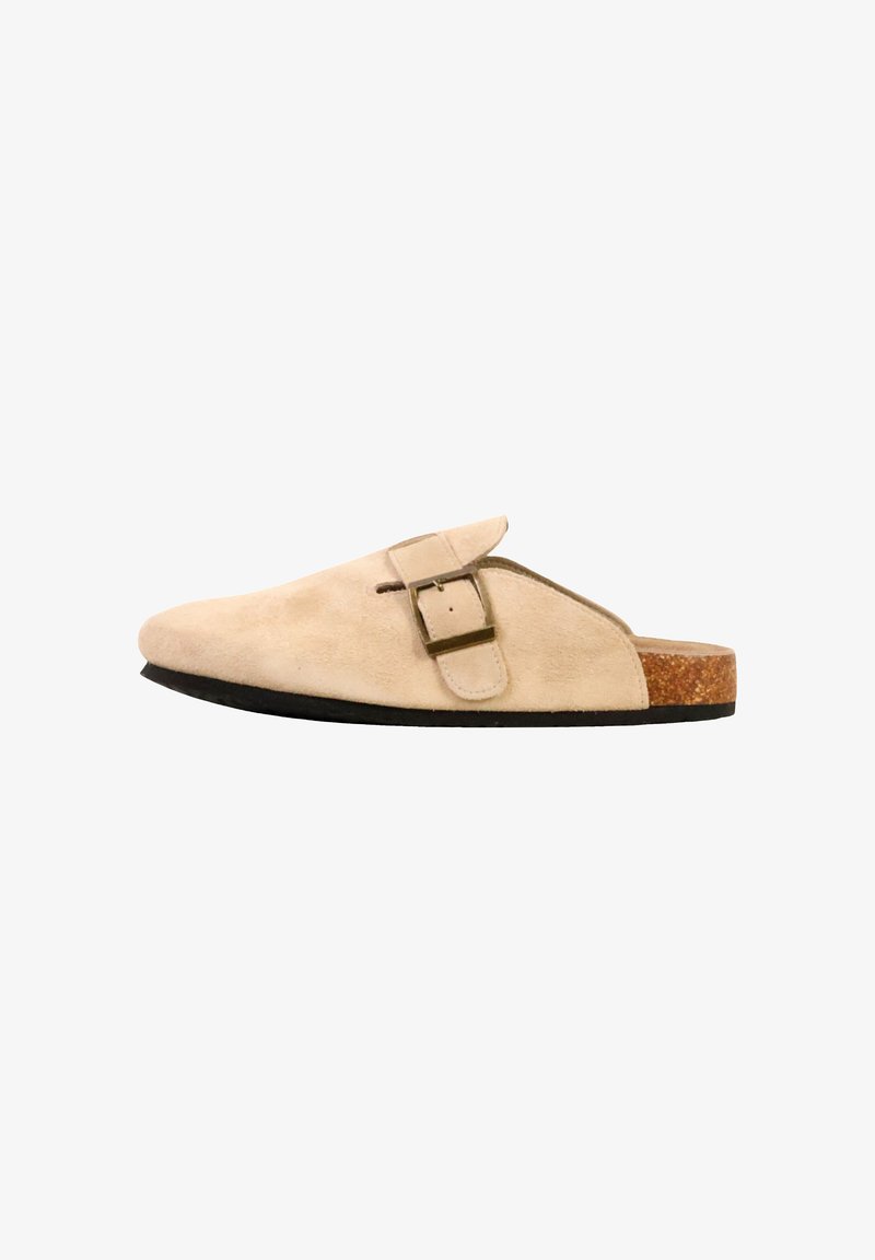 Sabot beige en daim à enfiler avec bride à boucle réglable, semelle intérieure en liège et semelle noire, conçu pour un usage décontracté.