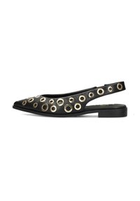 Scarpa slingback nera con punta appuntita, decorata con occhielli metallici, suola piatta e una finitura in pelle lucida.