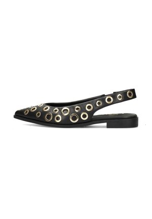 Zwarte slingback schoen met een puntige neus, versierd met metalen ogen, een platte zool en een slanke leren afwerking.