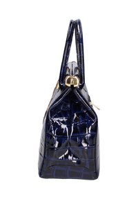 Borsa a mano in pelle verniciata blu navy con texture a coccodrillo, hardware dorato, manici doppi e chiusura con zip superiore.