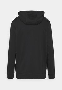 Sweat à capuche noir à manches longues, vu de dos avec capuche et poignets et ourlet côtelés.