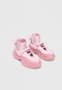 Δεν επιλέχθηκε, iced carmine/coconut milk/elemental pink