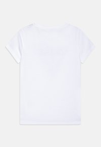 Camiseta de algodón de manga corta blanca, con escote redondo y un diseño sencillo sin adornos visibles.