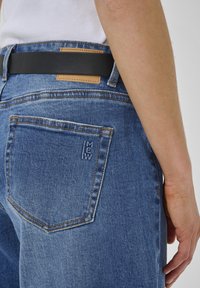 My Essential Wardrobe BALOO BARREL - Traperice opuštenog kroja - medium blue wash