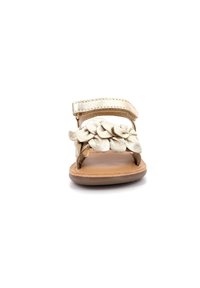 Sandale en or avec des accents en tissu floral, design à bout ouvert, sangle réglable et semelle marron. Partie supérieure texturée avec des détails en cuir lisse.