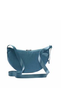 Μπλε ύφασμα τσάντα χιαστί με καμπύλο σχήμα, κλείσιμο με φερμουάρ και ρυθμιζόμενος ιμάντας. Λείο υφή και ελάχιστες λεπτομέρειες μεταλλικών στοιχείων.