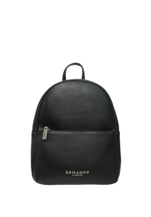 Zaino in pelle nera strutturata con tasca frontale con cerniera e logo argento "ERMANNO FIRENZE" su sfondo bianco.