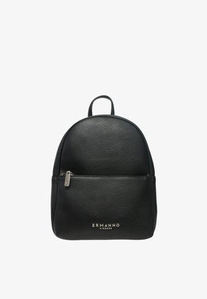 Zaino in pelle nera strutturata con tasca frontale con cerniera e logo argento "ERMANNO FIRENZE" su sfondo bianco.