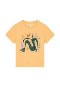 Geel katoenen t-shirt met een veelkleurige grafiek van een zeemeermin met abstracte vormen en patronen in groen, paars en beige.