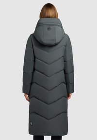 Lang, mørkegrå dunjakke med et chevronmønster, en stor hætte og en knapdetalje ved halsen. Designet med lange ærmer.