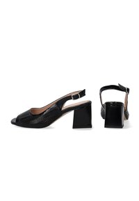 Sorte åben-tå slingback-sko med et vævet mønster, blankt materiale og en firkantet blokhæl. Har en justerbar spænde.