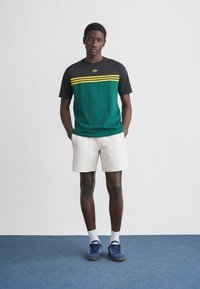 adidas Originals CHEST - Triko s potiskem - collegiate green/black