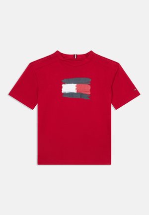 Rotes Baumwoll-T-Shirt mit einem Druckdesign aus horizontalen Streifen in Grau, Weiß und Rot. Kurze Ärmel und Rundhalsausschnitt.