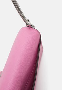 COACH COVERED CLOSURE TABBY CHAIN - Torba čez telo - vivid pink