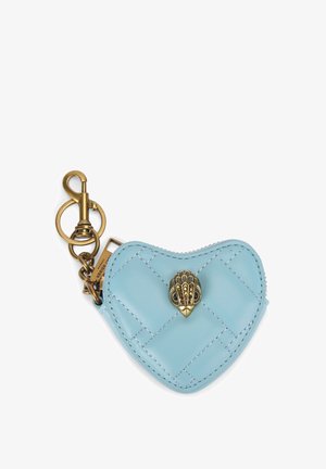 Portachiavi a forma di cuore in pelle blu con motivo trapuntato, caratterizzato da un accento decorativo metallico a forma di conchiglia e un attacco a clip color oro.