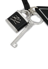 Mustast nahkist võtmehoidja, millel on hõbedane lukku ja logo ning hõbedane võti, esitledes metallilisi detaile ja siledaid tekstuure.