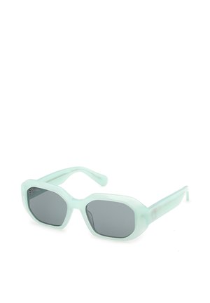 Hellgrüne, übergroße geometrische Brillengestelle mit dunklen Gläsern, schräg gestellt, um Vorder- und Seitenansicht auf weißem Hintergrund zu zeigen.