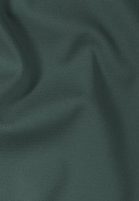 Donkergroen, gladde stof met een zachte textuur, met subtiele plooien en contouren die flexibiliteit en elasticiteit aangeven.