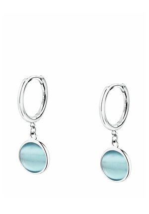 Orecchini a cerchio argento con piccoli ciondoli rotondi in vetro blu, su sfondo bianco.