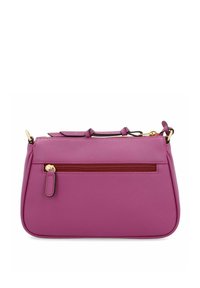 Piccola borsa a tracolla in pelle viola con una tasca frontale con zip, zip dorato e una tracolla corta con dettagli annodati.