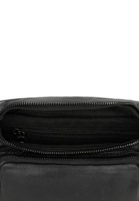 Borsa in pelle nera con apertura con zip, dotata di chiusura a doppia zip e texture liscia. L'interno include una piccola tasca con zip.