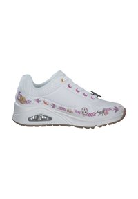 Weiße Sneakers mit einer strukturierten Oberseite, die rosa und lila Blumenmuster, Totenköpfe und Tierillustrationen aufweist. Die Luftpolsterung ist in der Sohle sichtbar.