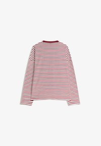 Cămașă cu dungi roșii și albe, cu mâneci lungi, guler rotund și croială dreaptă, realizată dintr-un material moale de bumbac și având un design casual.