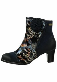 Stivaletto navy con dettaglio di tessuto floreale, bordi ondulati, accentuazione in tessuto a forma di fiore e tacco medio. Decorazione con perline lungo la suola.