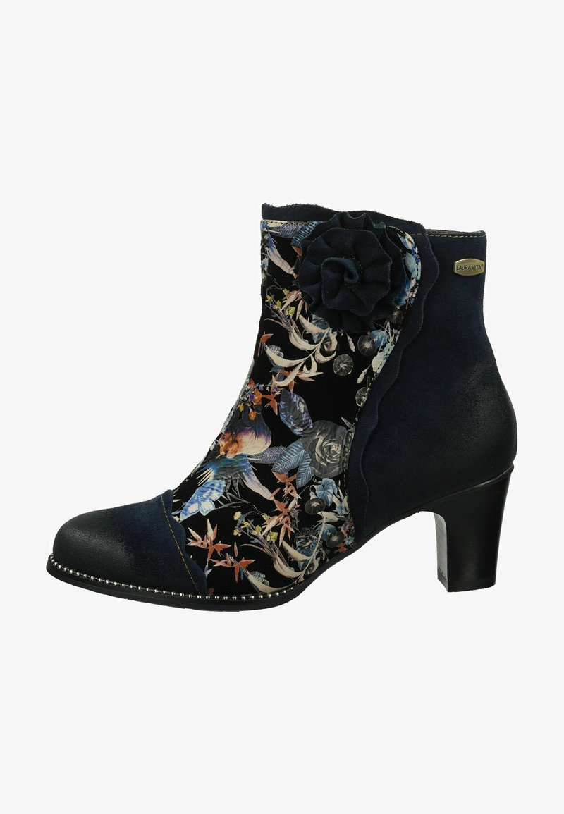 Stivaletto navy con dettaglio di tessuto floreale, bordi ondulati, accentuazione in tessuto a forma di fiore e tacco medio. Decorazione con perline lungo la suola.