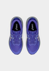 Μωβ αθλητικά παπούτσια με υφασμάτινο επάνω μέρος με υφή, κορδόνια και γκρι ελαστική σόλα. Το λογότυπο της Asics είναι ορατό στη γλώσσα και στις πλαϊνές πλευρές.