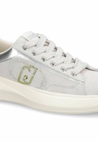 Baskets en daim gris avec accents argentés, bout rond, semelle texturée et logo décoratif en strass verts sur le côté. Lacets et doublure blancs.