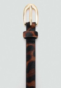 Pas za leopardji vzorec, izdelan iz materiala s kožuhom, z zlatim kovinskim sponko in ozkim, gladkim trakom s varnim zanko.