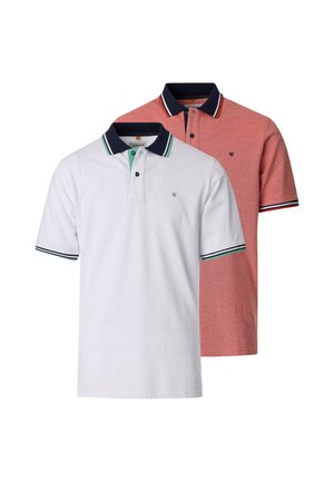 Zwei kurzärmelige Poloshirts, eines weiß mit grünem und marineblauem Besatz, eines rot mit schwarzem und weißem Besatz, beide mit geknöpften Krägen.
