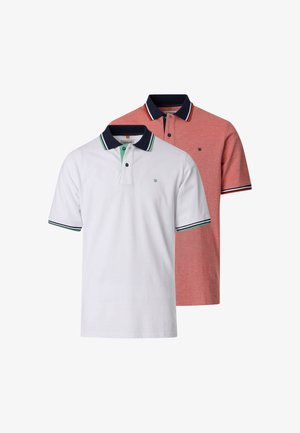 To poloshirts med korte ærmer, én hvid med grønne og marineblå kanter, én rød med sorte og hvide kanter, begge med knapkraver.