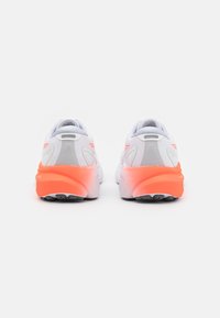 ASICS GEL-KAYANO 30 - Tenisice za cestovno trčanje - white/sunrise red