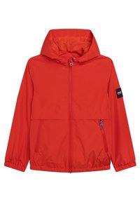 Czerwona lekka kurtka z kapturem, zapięciem na zamek błyskawiczny z przodu, elastycznymi mankietami i pasem, kieszeniami po bokach oraz naszywką z logo na lewym rękawie.