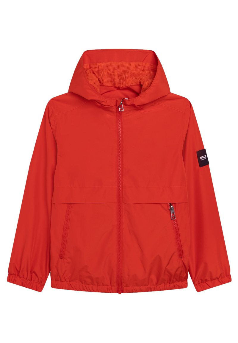 Czerwona lekka kurtka z kapturem, zapięciem na zamek błyskawiczny z przodu, elastycznymi mankietami i pasem, kieszeniami po bokach oraz naszywką z logo na lewym rękawie.