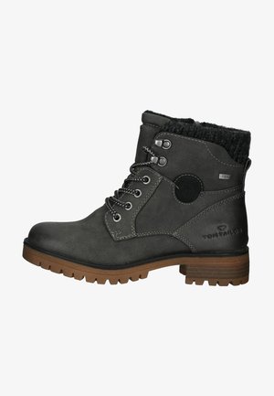 Grijze leren enkelboot met een gestructureerde afwerking, rubberen zool, bruine accenten, veters, metalen oogjes en een donzige manchet.