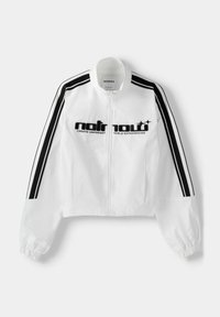 Biała krótka kurtka z czarnymi paskami i wyszywanym napisem. Posiada zamek błyskawiczny z przodu oraz elastyczne mankiety. Wykonana z lekkiego materiału.