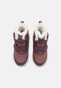 Burgundowe buty dla małych dzieci z dwoma paskami na rzepy, sztucznym futerkiem wewnątrz i białą gumową podeszwą. Zaokrąglony czubek i wyściełany kostka dla wsparcia.