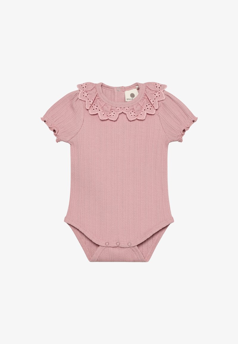 Różowy prążkowany body dla niemowląt z krótkimi bufkowymi rękawkami, kołnierzykiem z ażurowej koronki z falbanką oraz zapięciami na zatrzaski w kroku.