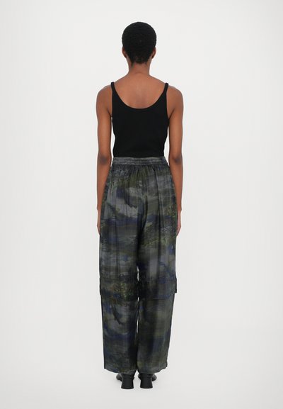 Henrik Vibskov SHANTS PANTS - Stoffhose - grey