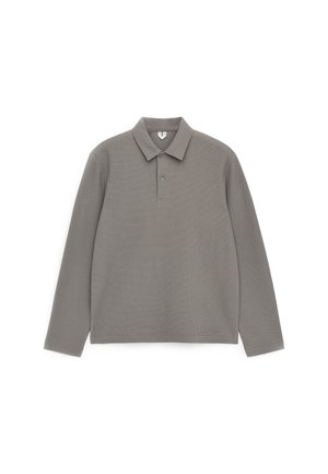 Szara koszulka polo z długim rękawem, wykonana z dzianiny wafelowej, z kołnierzykiem i dwuprzyciskowym dekoltem, rozłożona na płasko na białym tle.