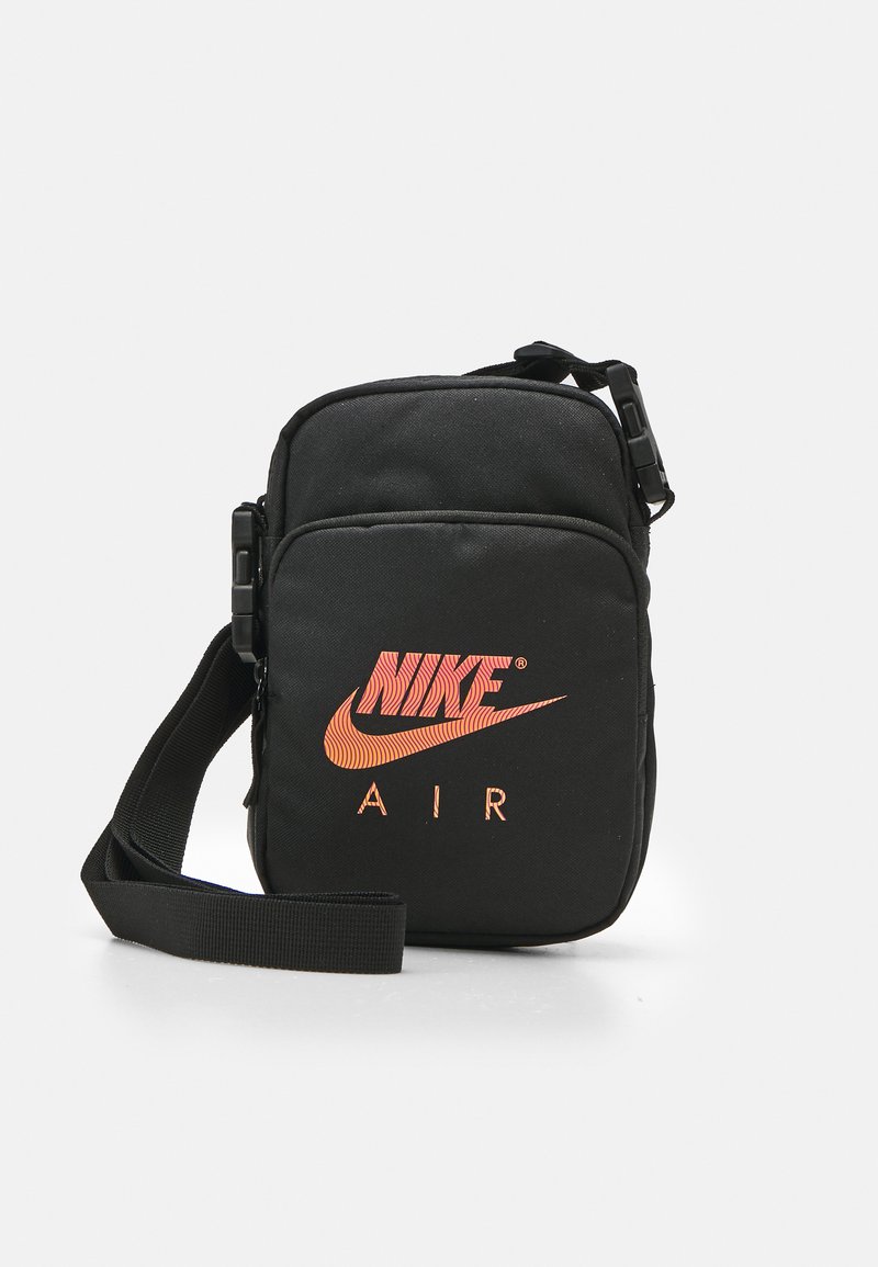 Nike Sportswear - AIR WAVEY UNISEX - Taška s příčným popruhem - black/bright mandarin, Zvětšit